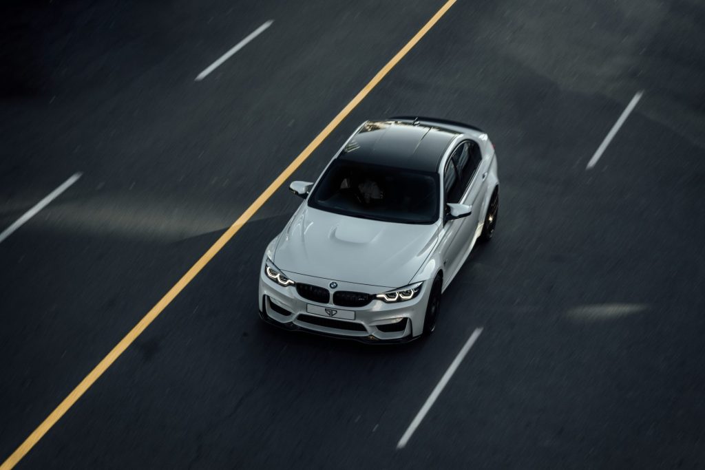 BMW M3 blanco en la carretera